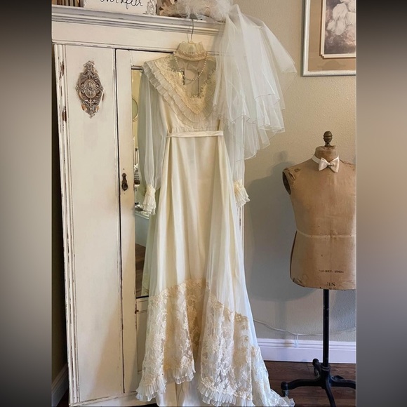 Vintage Wedding Dress - Picture 3 of 7